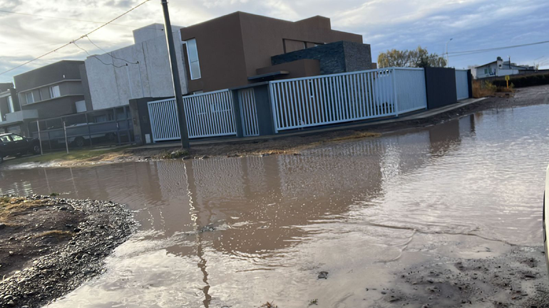 Cada vez que llueve, así quedan las calles en Rincón de Emilio. Cada vez que llueve, así quedan las calles en Rincón de Emilio.