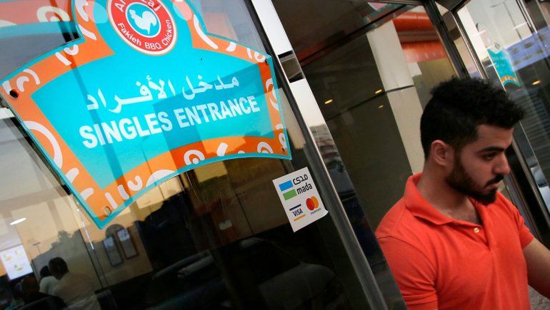 Las mujeres, por la misma puerta que los hombres