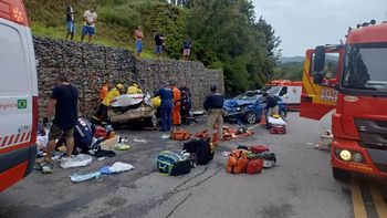La ruta de Brasil, donde ocurrió el accidente, quedó con restos de los vehículos involucrados. | LM Neuquen La ruta de Brasil, donde ocurrió el accidente, quedó con restos de los vehículos involucrados.