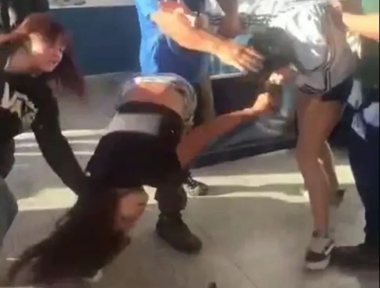 Se viralizó una fuerte pelea entre dos alumnas de la EPET 9 de Plottier