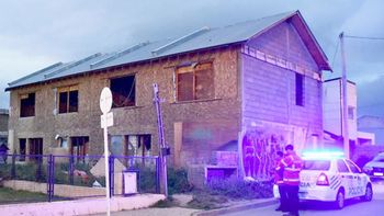 La casa tomada de Ushuaia, en Tierra del Fuego, donde fue la brutal agresión en banda contra un vendedor ambulante que pasaba la noche allí con su pareja. La casa tomada de Ushuaia, en Tierra del Fuego, donde fue la brutal agresión en banda contra un vendedor ambulante que pasaba la noche allí con su pareja.