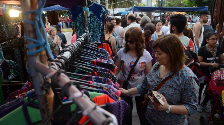 Una multitud desfiló ayer por los stands de la feria de artesanos.