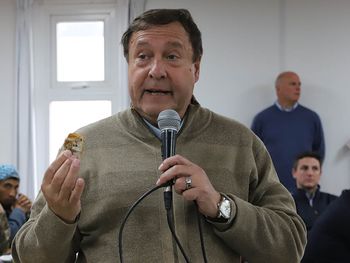 Weretilneck sostuvo una roca para explicar que sin decisión política, el mineral no existe.