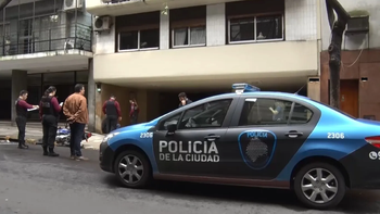 tiraron un adoquin desde un puente y mataron a una policia