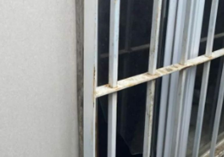 El vidrio roto de la ventana que provocó la herida en la pierna del ladrón. El vidrio roto de la ventana que provocó la herida en la pierna del ladrón.