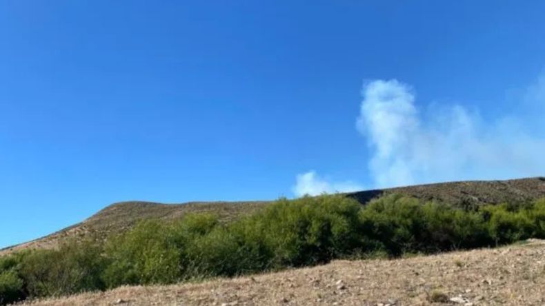 El incendio se desarrolla en inmediaciones a Junín de los Andes. (Gentileza Info Los Andes) | LM Neuquen El incendio se desarrolla en inmediaciones a Junín de los Andes. (Gentileza Info Los Andes)