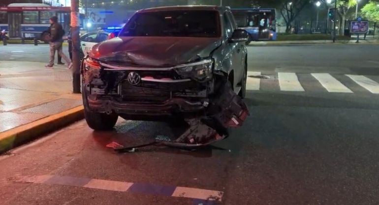Los autos involucrados sufrieron importantes daños materiales tras los impactos registrados durante la madrugada.