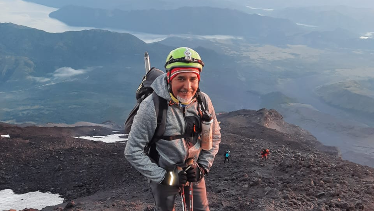 Tiene 64 años y en un mes hizo cumbre en el volcán Lanín y Domuyo