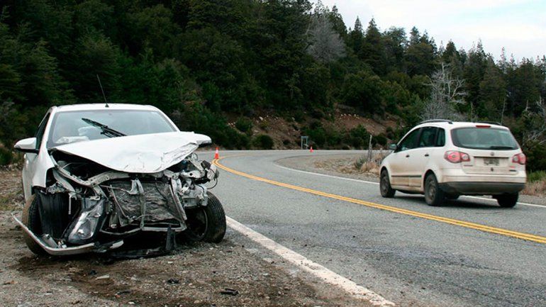 Ruta 40: Mordió la banquina, se cruzó de carril y chocó de frente contra otro auto