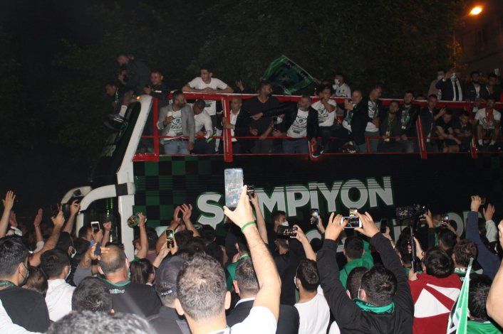 Festejaban en micro descapotable el ascenso y casi mueren decapitados