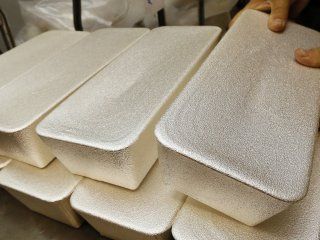 Un empleado coloca lingotes de plata pura al 99,99 por ciento en un carro en la planta de metales no ferrosos Krastsvetmet, uno de los productores más grandes del mundo en la industria de metales