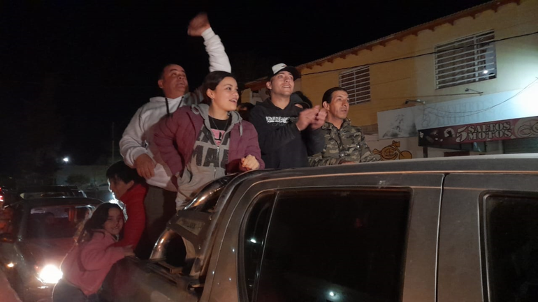 Rossi salió a festejar en una caravana por calles de Cinco Saltos.