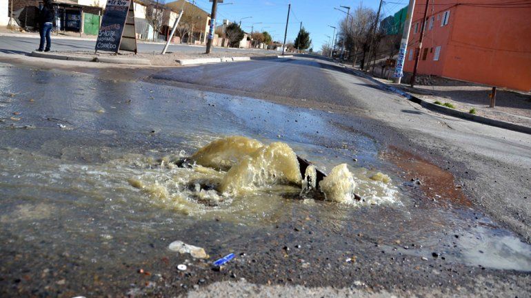 Los derrames de líquidos cloacales fueron una constante en la región. Analizan una solución permanente para terminar con la contaminación.
