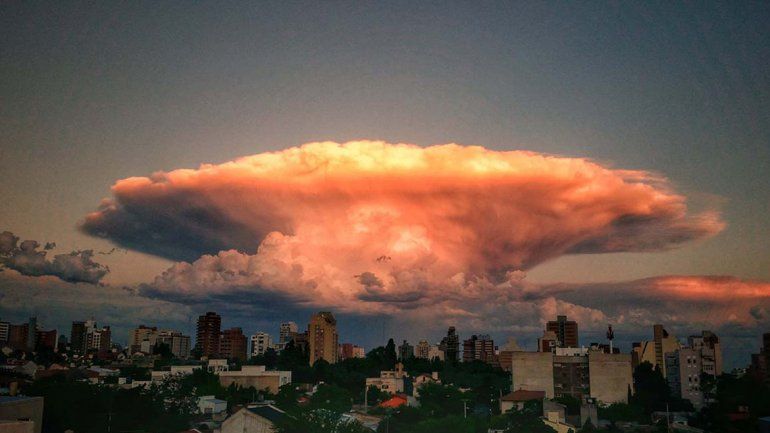 Una nube de tormenta enamoró a los neuquinos y acaparó las redes sociales