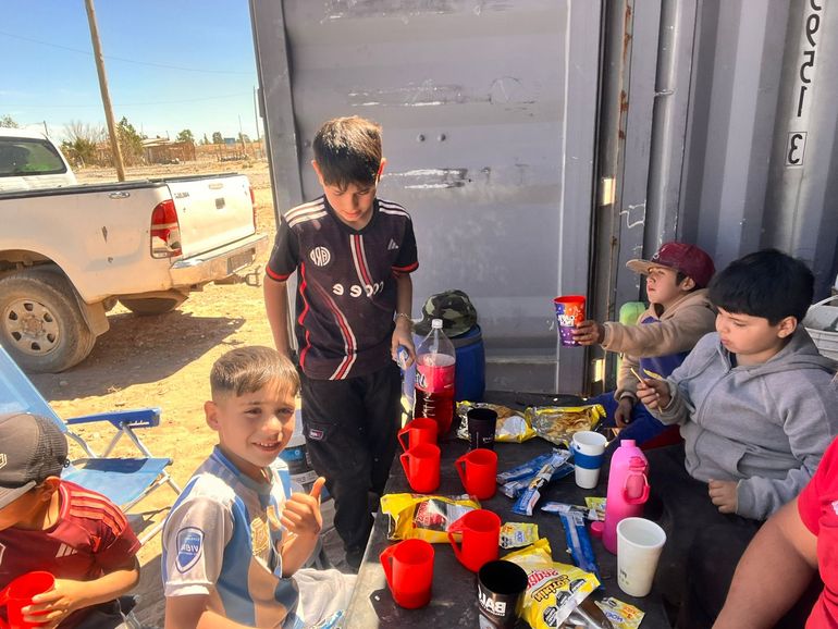 Después del deporte siempre los chicos disfrutan del tercer tiempo. Después del deporte siempre los chicos disfrutan del tercer tiempo.