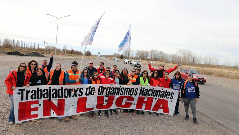 Trabajadores de Vialidad Nacional llevaron el reclamo a la Ruta 22 en Senillosa