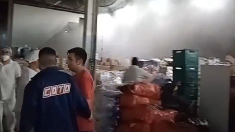 La densa columna de humo dentro del supermercado Coto / Foto Rosario 3