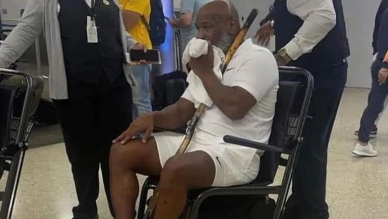 Preocupación por el estado de salud de Mike Tyson: en silla de ruedas y con bastón