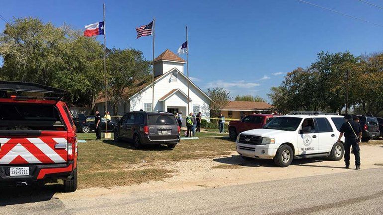 Al menos 27 muertos en un tiroteo en una iglesia de Texas