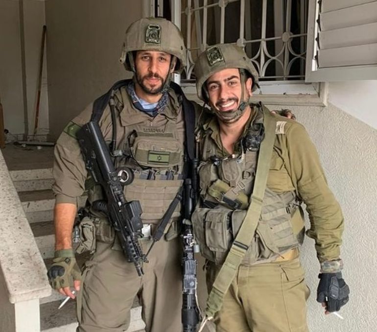 Idan Amedi en la Franja de Gaza, con uno de sus compañeros de unidad. Idan Amedi en la Franja de Gaza, con uno de sus compañeros de unidad.