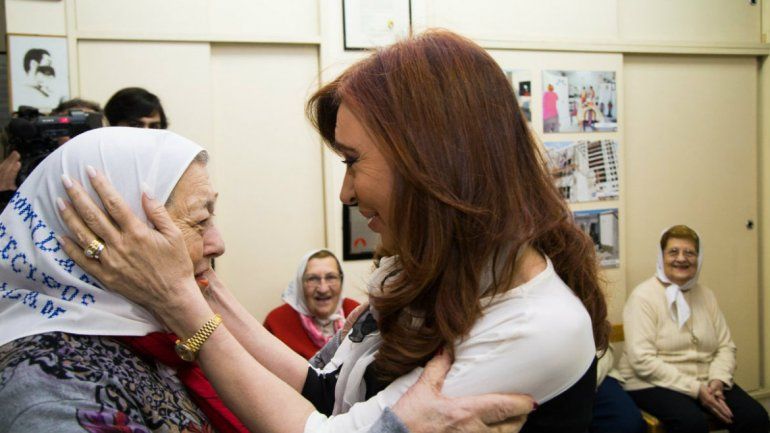 Cristina con Hebe y las Madres de Plaza de Mayo