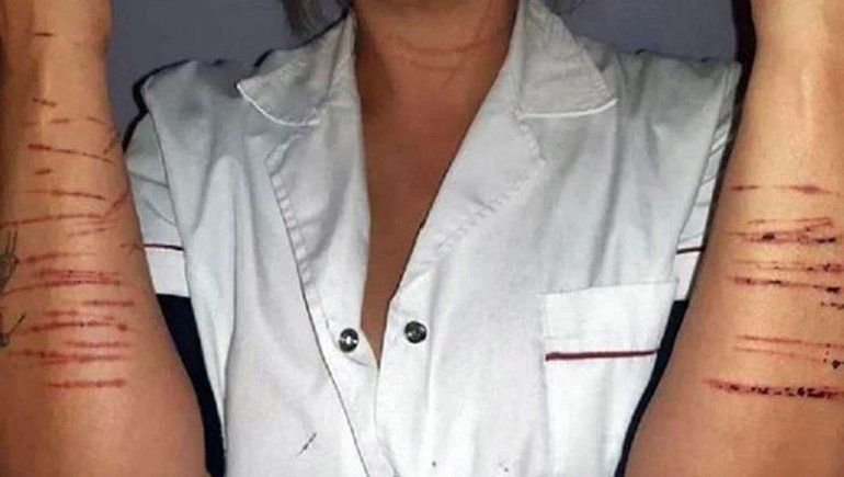 Un hombre se le metió en el auto e intentó violarla