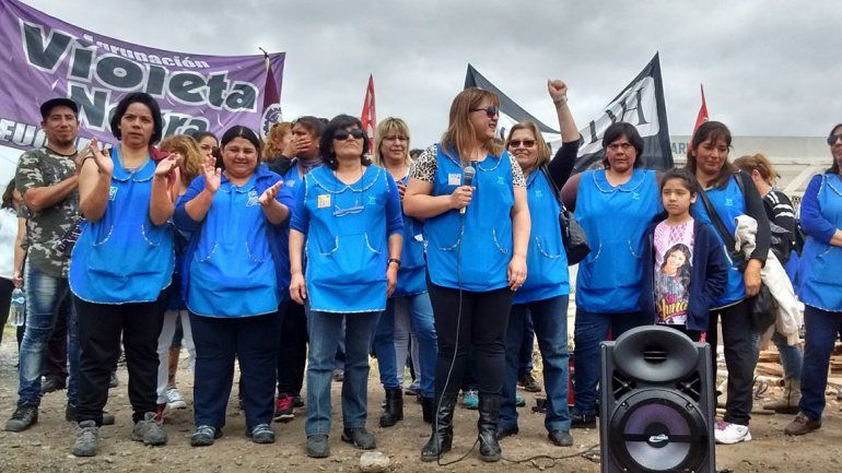 Hubo emoción y apoyo ayer para las 36 obreras que habían sido despedidas.