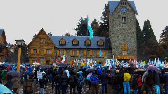 Masiva marcha contra el tarifazo de gas en San Carlos de Bariloche