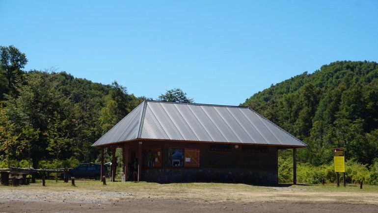 A metros de Chile, el inhóspito almacén neuquino que sobrevivió a la pandemia