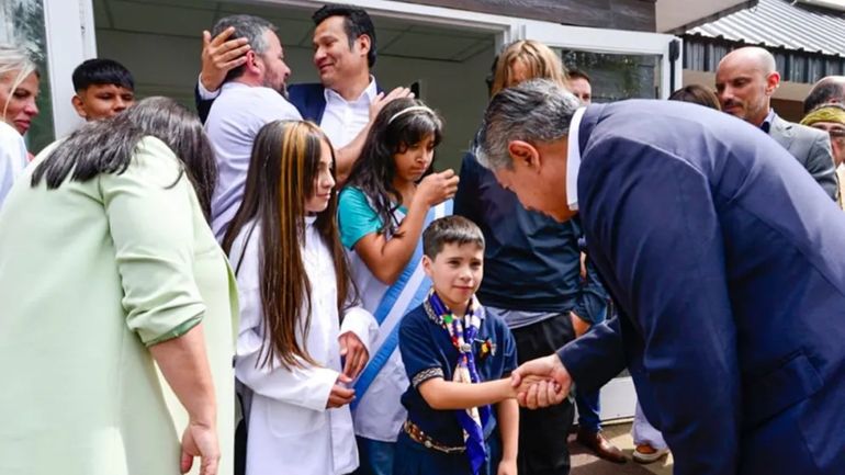 Rolando Figueroa durante el acto en la escuela de Lago Hermoso / Foto Prensa Gobierno