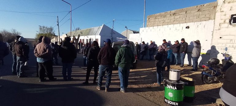 Los sindicalista de ATE Zapala mantienen un bloqueo desde el lunes al corralón municipal y al matadero, en contra del arreglo del intendente con otros gremios sin IPC. Los sindicalista de ATE Zapala mantienen un bloqueo desde el lunes al corralón municipal y al matadero, en contra del arreglo del intendente con otros gremios sin IPC.