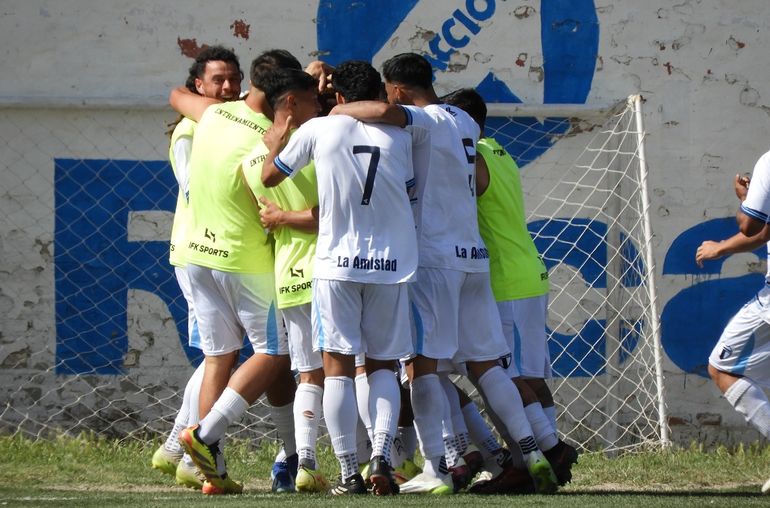 La Amistad se abrazó a la clasificación en Roca. Foto: gentileza Manantial Deportivo 