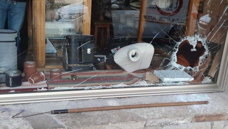 Rompieron la vidriera de una talabartería y robaron artesanías