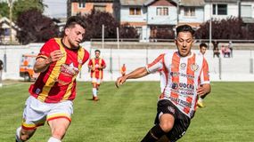 El Santo venció por penales a Cruz del Sur. (Foto: Elio Gastón Díaz) | LM Neuquen El Santo venció por penales a Cruz del Sur. (Foto: Elio Gastón Díaz)