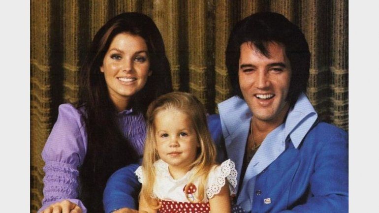 Elvis junto a su pareja, Ginger Alden, y la hija de ambos. 