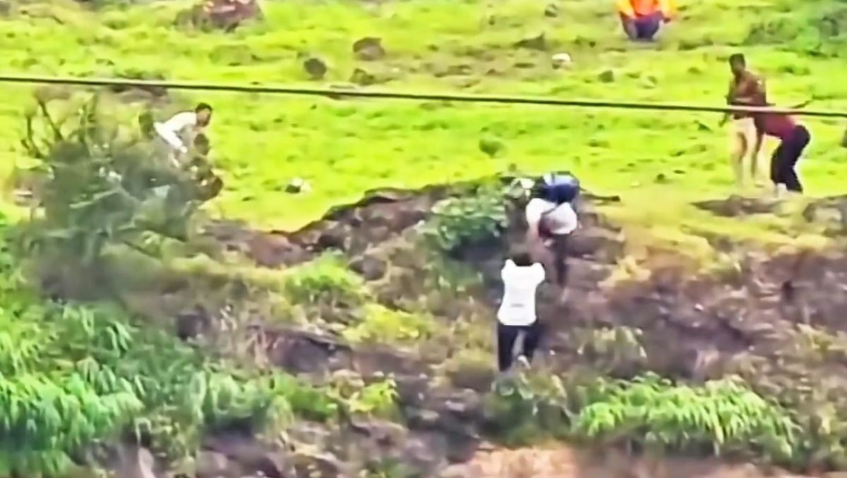 El joven arrastró a su padre en la caída por el acantilado cuando intentaba rescatarlo.&nbsp;