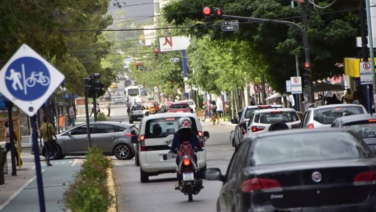 Neuquén: en plena Avenida Argentina, atropelló a un ciclista y se dio a la fuga
