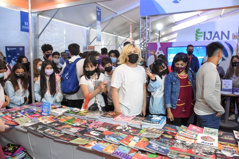 En su primer día, la Feria del Libro congregó a unas 25 mil personas
