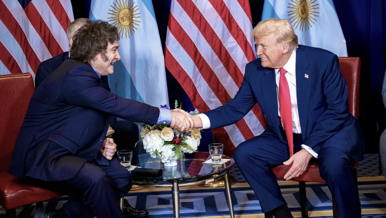 Donald Trump y Javier Milei se reunen este martes.