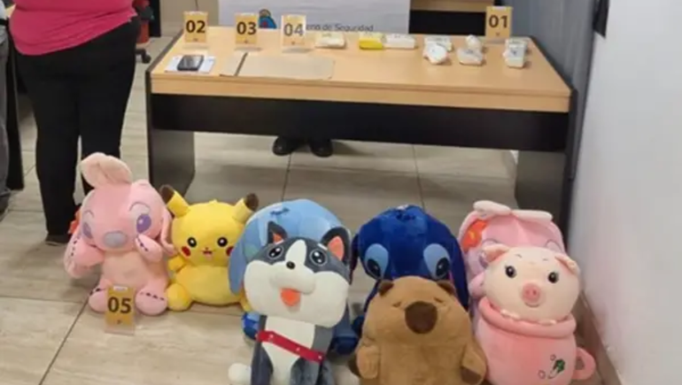 Una mujer llevaba más de dos kilos de cocaína escondidos dentro de osos de peluche