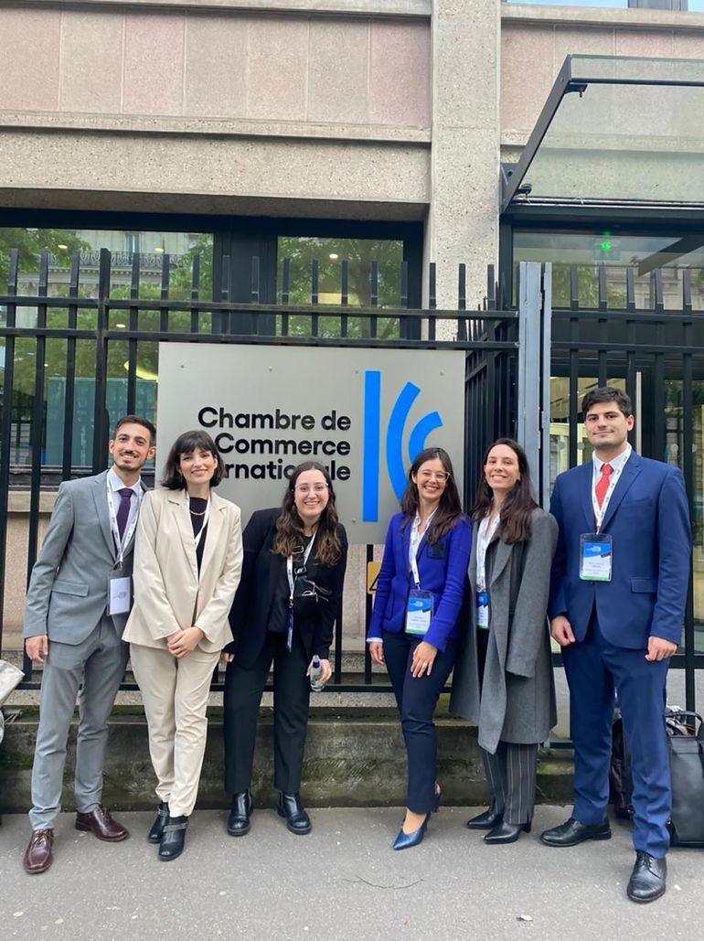 Ramiro Soules, el joven de Junín de los Andes, junto a los estudiantes que lograron el primer premio en el Concurso de Arbitraje Internacional de París en el frente de la Cámara de Comercio Internacional.