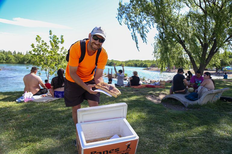 Lucas sale todos los días a vender cinco variedades de panes rellenos a quienes disfrutar de las jornadas calurosas a la orilla del río Limay. Lucas sale todos los días a vender cinco variedades de panes rellenos a quienes disfrutar de las jornadas calurosas a la orilla del río Limay.