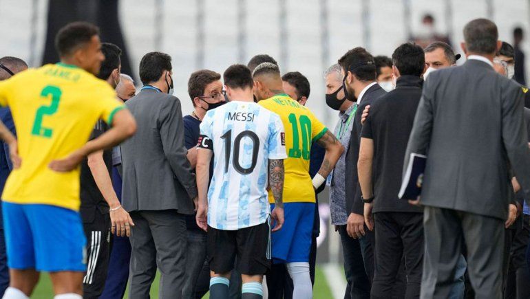 El partido entre Brasil y Argentina fue suspendido cuando apenas iban cinco minutos de juego.