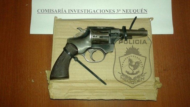 El revólver calibre 32 que le secuestraron al agresor del policía.