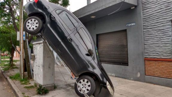 Lanús: se descompensó mientras conducía y dejó el auto colgado
