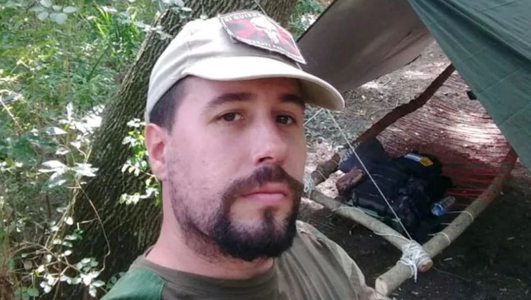 El argentino Leandro Azzolin creó el primer grupo prepper del país y enseña cómo sobrevivir sin depender de la tecnología.