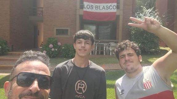 Mateo (al centro) junto a su papá y a su hermano Felipe, en familia iniciaron una campaña de donación de médula ósea.