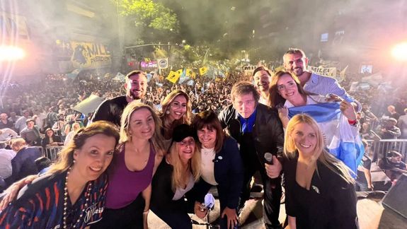 Dos dirigentes de La Libertad Avanza se agarraron a empujones porque querían salir en la foto