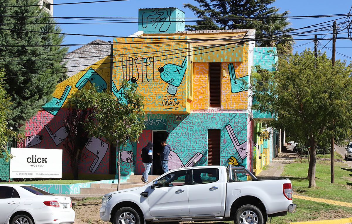 Hermetismo tras el allanamiento en el hostel: qué encontraron y qué se sabe de las mujeres rusas