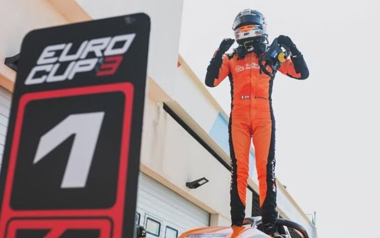 El joven piloto ítalo argentino de 17 años integrará las filas del equipo Motorsport en la Fórmula 3 y, además, será parte de la escudería Red Bull Junior. El joven piloto ítalo argentino de 17 años integrará las filas del equipo Motorsport en la Fórmula 3 y, además, será parte de la escudería Red Bull Junior.